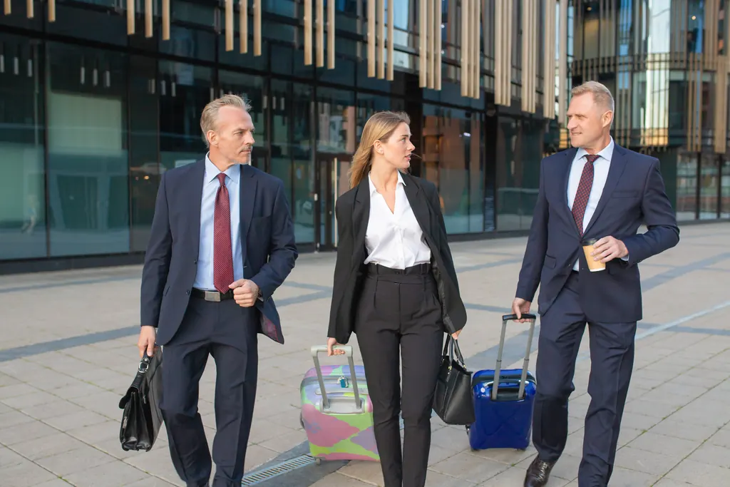 Executivos em viagem de negócios caminhando com bagagem, imagem editorial Executivos em viagem de negócios caminhando com bagagem, imagem editorial