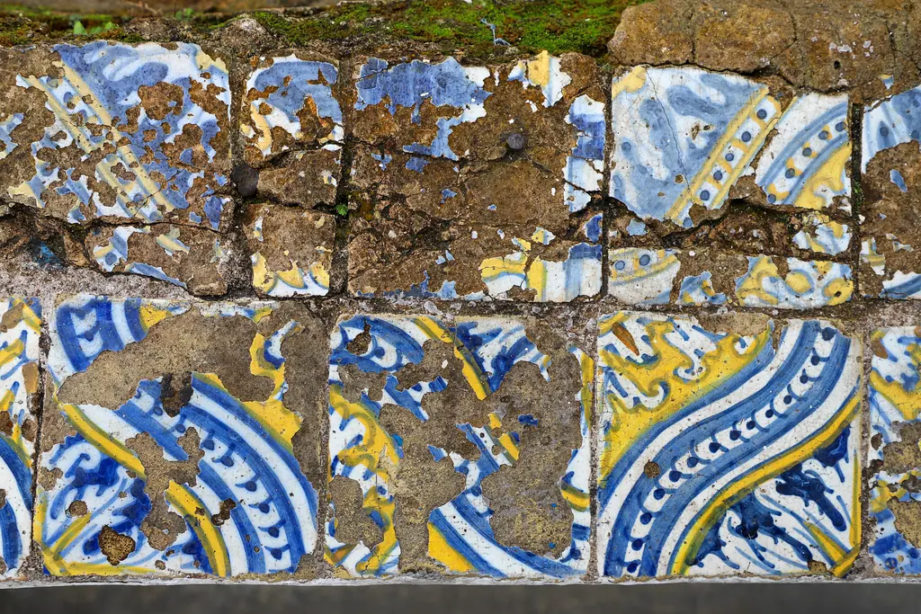 Azulejos históricos preservados no Convento da Penha