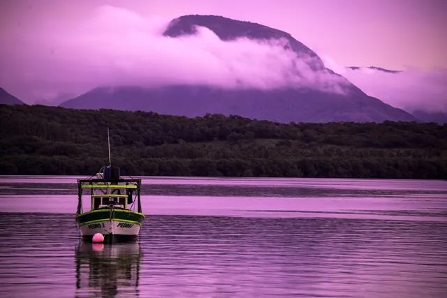 Barco de pesca no Rio Santa Maria, na Ilha das Caieiras, com o Mestre Álvaro ao fundo