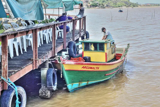 Barco de pesca atracado em restaurante da Ilha das Caieiras