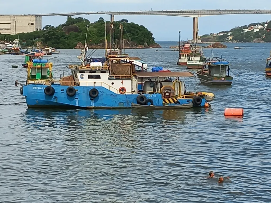 Barcos de pesca na baía de Vitória Barcos de pesca na baía de Vitória (ES), com a Terceira Ponte ao fundo
