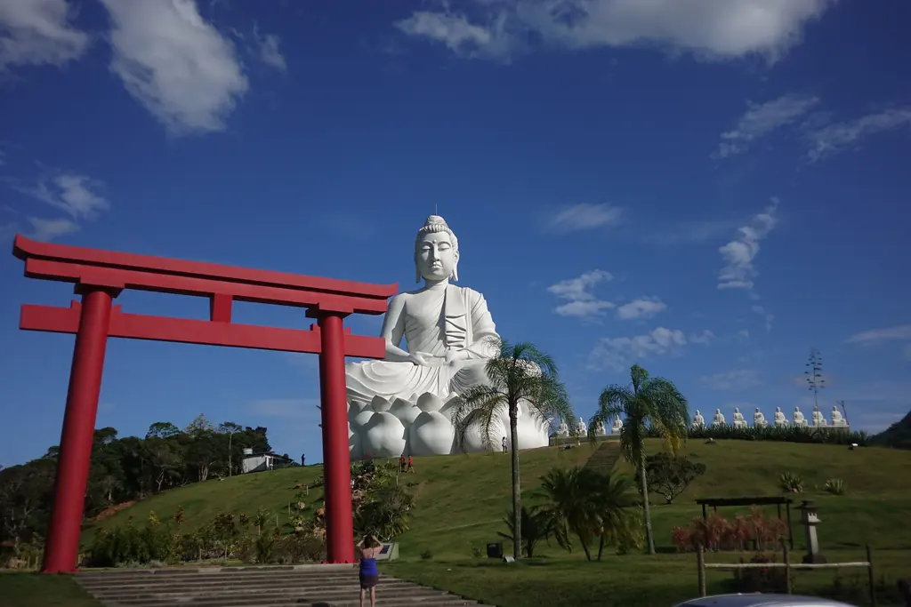 O Buda de 35 metros Buda Gigante de Ibiraçu visto através do Portal Torii
