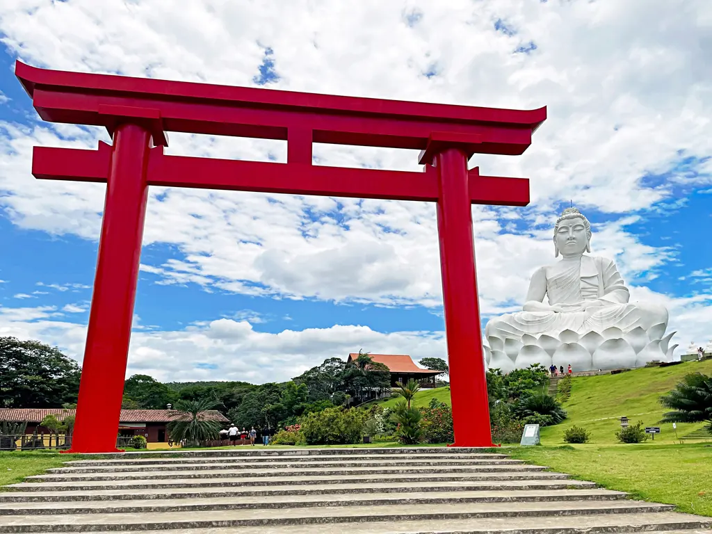O Portal Torii e o Buda Gigante Portal Torii e Buda Gigante do Mosteiro Zen Morro da Vargem, em Ibiraçu (ES)