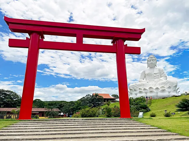 Portal Torii e Buda Gigante do Mosteiro Zen Morro da Vargem, em Ibiraçu (ES)