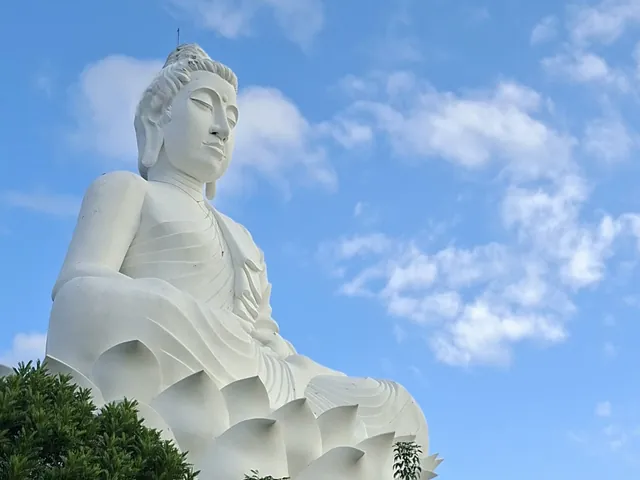 Buda Gigante do Mosteiro Zen Morro da Vargem, em Ibiraçu (ES), visto de frente entre a mata