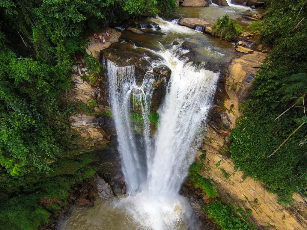 Queda d'água em Matilde Cachoeira em Matilde, Alfredo Chaves (ES), vista do alto