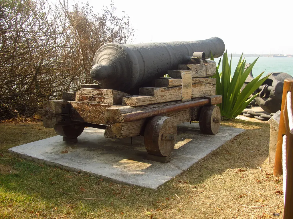 Canhão histórico exposto no Farol de Santa Luzia