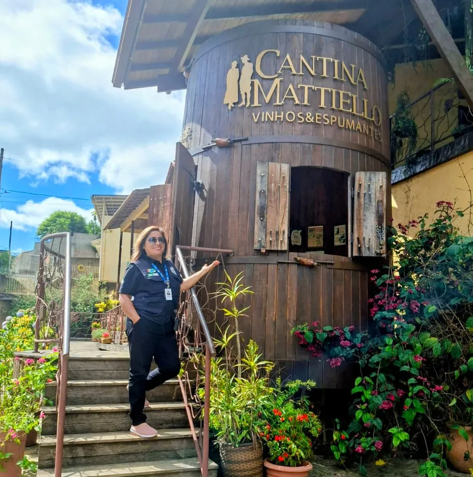 Shirley em roteiro pela Cantina Mattiello, em Santa Teresa Shirley Mattos, guia de turismo, diante da Cantina Mattiello, vinícola de Santa Teresa (ES)