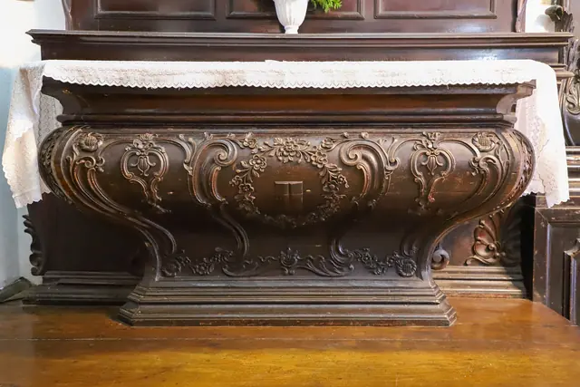 Detalhe em madeira entalhada na capela do Convento da Penha