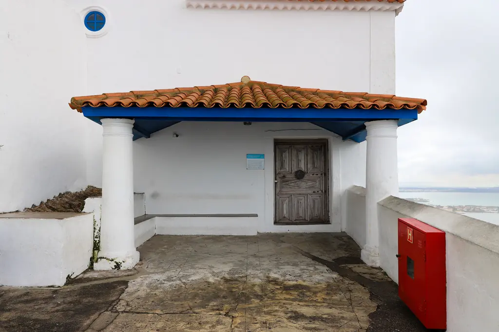 Área externa e mirante no alto do Convento da Penha, em Vila Velha