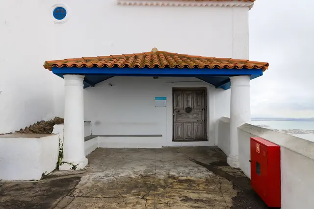 Área externa e mirante no alto do Convento da Penha, em Vila Velha