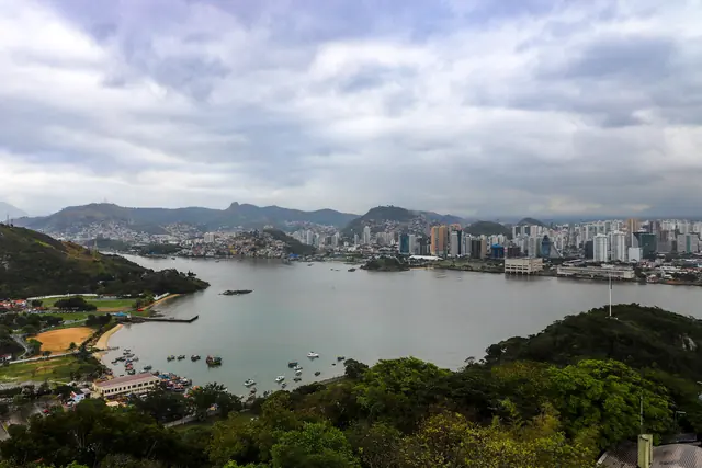 Vista da baía de Vitória a partir do Convento da Penha, em Vila Velha (ES)