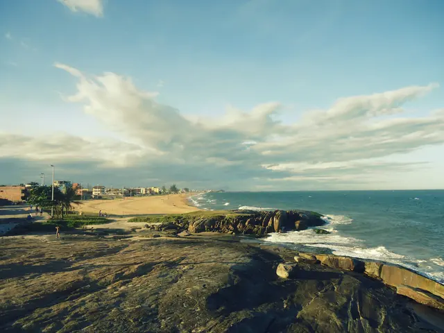 Costão de pedras e orla de Marataízes