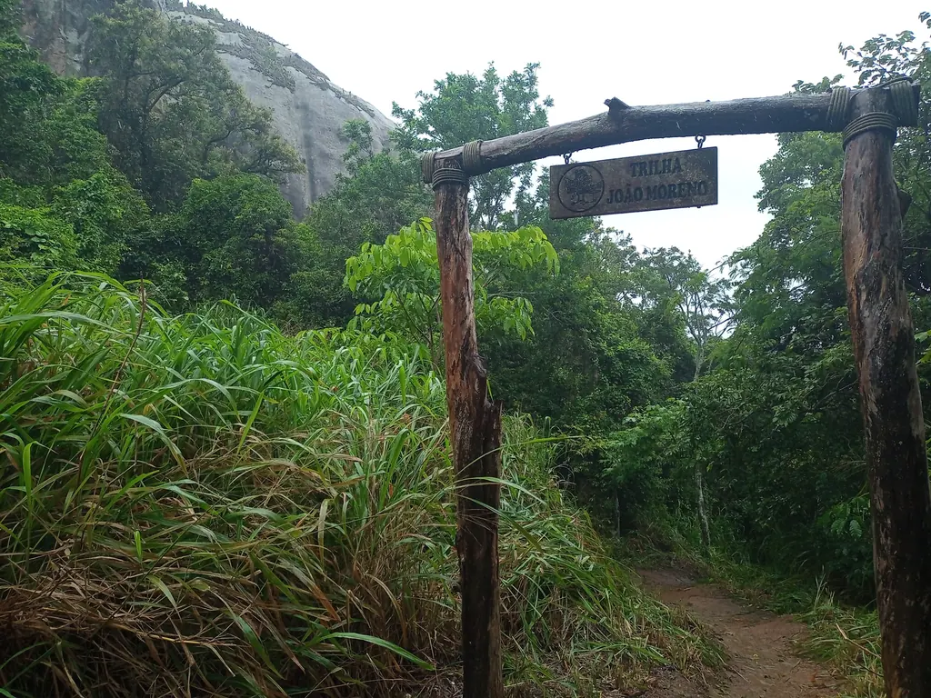 Entrada de trilha no Monumento Natural Morro do Moreno