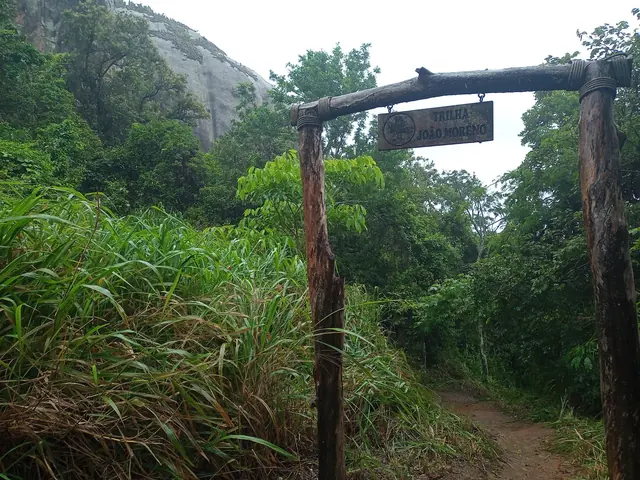 Entrada de trilha no Monumento Natural Morro do Moreno
