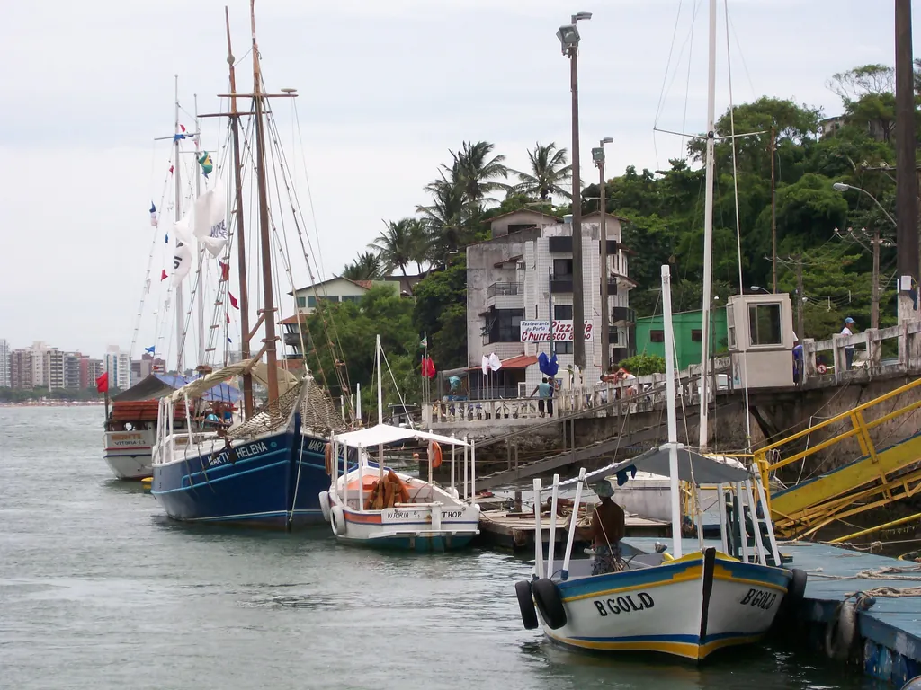 Escunas no cais de Guarapari Escunas atracadas no cais de Guarapari (ES)