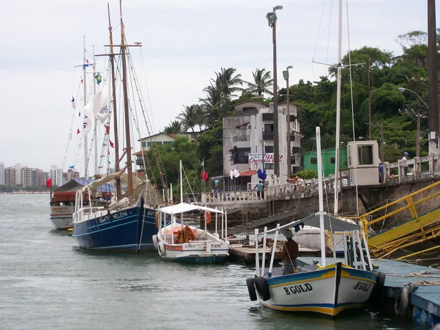 Escunas atracadas no cais de Guarapari (ES)