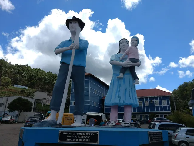Estátua de família de imigrantes pomeranos em Santa Maria de Jetibá (ES)