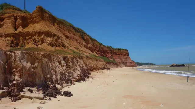 Falésias e praia em Marataízes (ES)