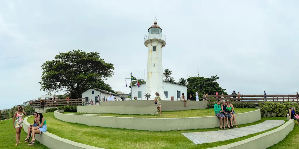 O farol e a área aberta à visitação Farol de Santa Luzia e área de visitação na Praia da Costa, em Vila Velha (ES)