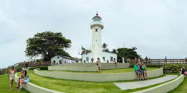 Farol de Santa Luzia e área de visitação na Praia da Costa, em Vila Velha (ES)