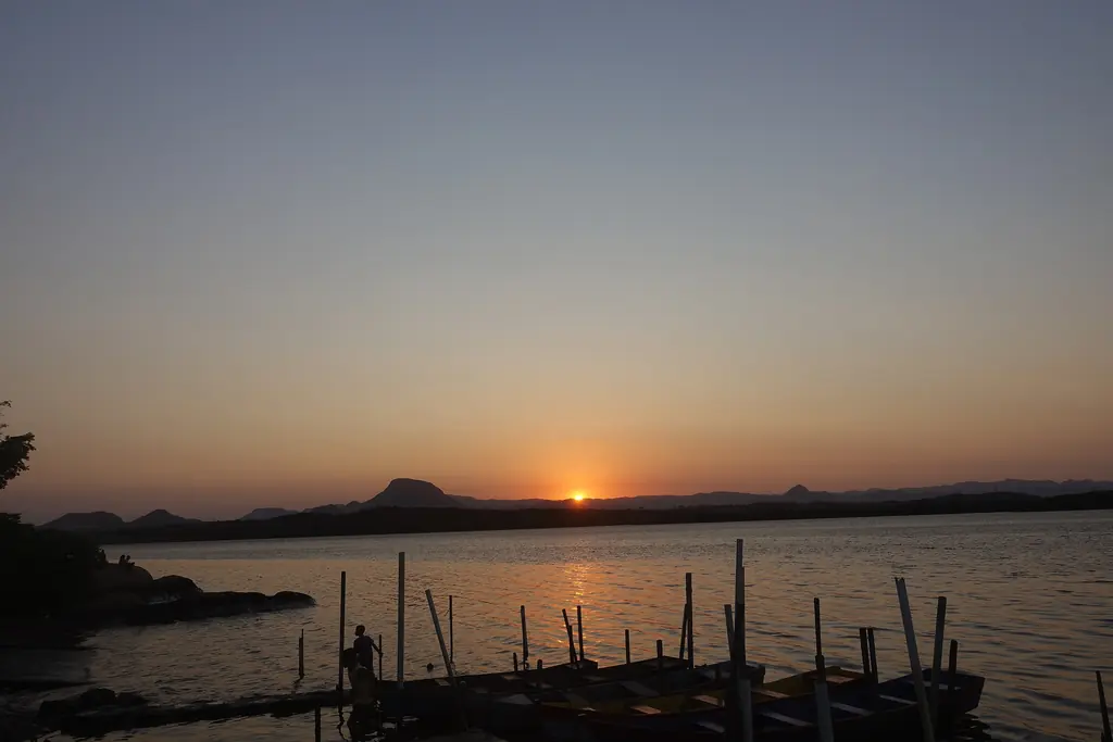 Fim de tarde no rio Fim de tarde na Ilha das Caieiras, em Vitória