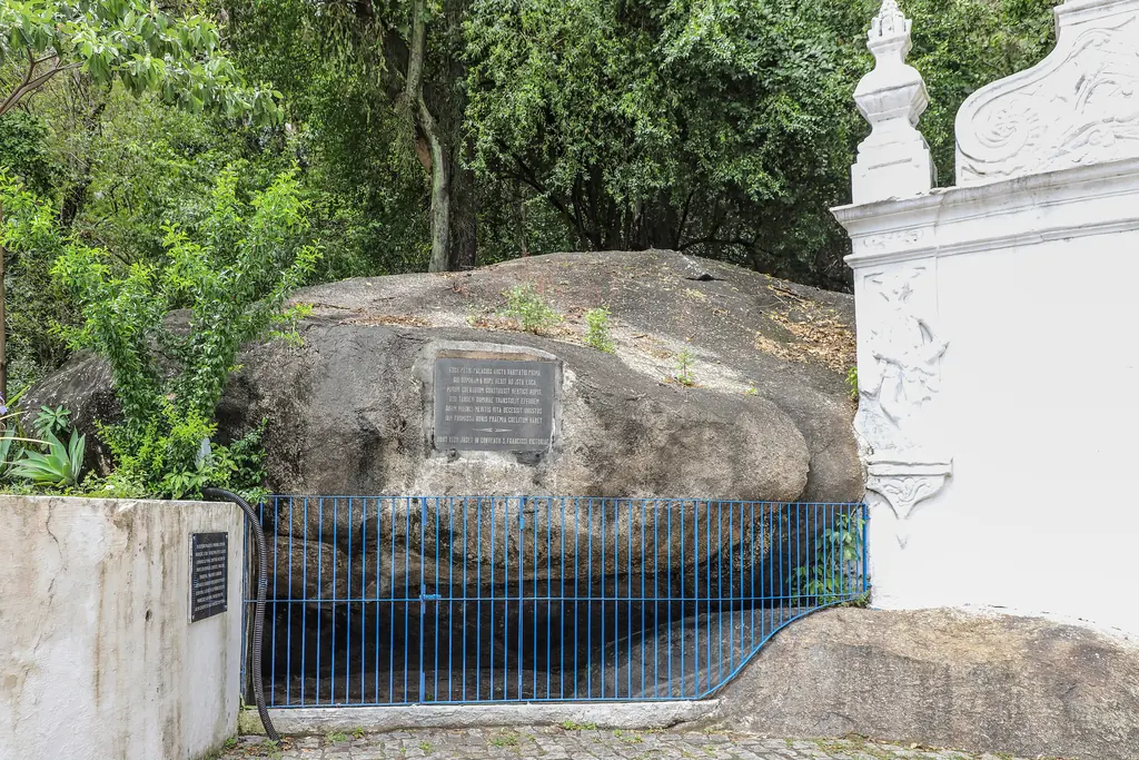 Gruta de Frei Pedro Palácios, na base do Convento da Penha