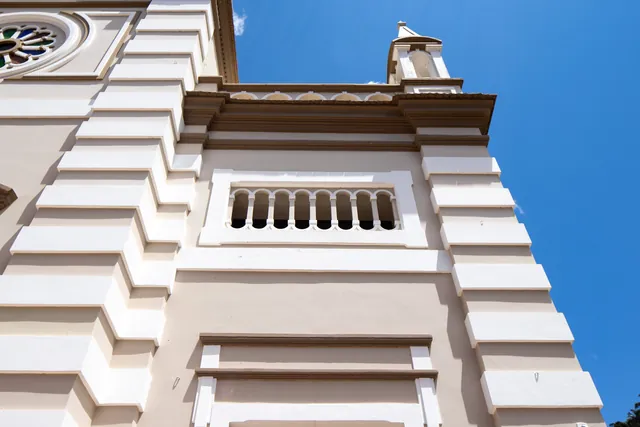 Detalhe da fachada da Igreja Matriz de Santa Teresa (ES) contra o céu azul