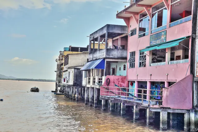 Restaurantes à beira do rio na Ilha das Caieiras, em Vitória (ES)