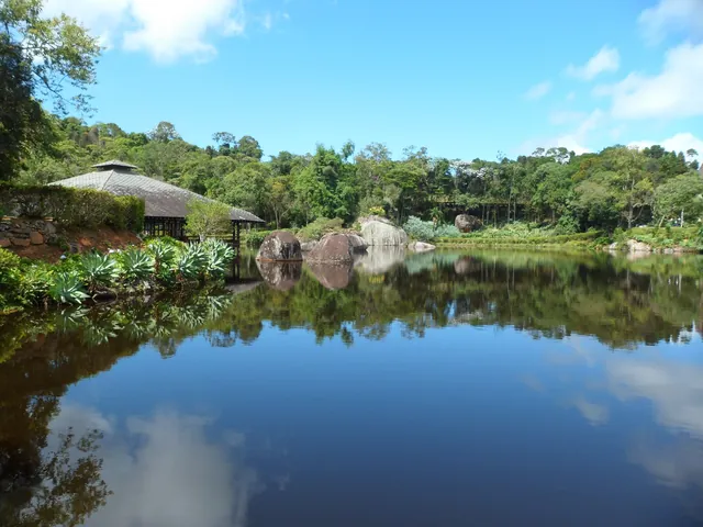 Lago cercado de mata e pedras na região de Pedra Azul, em Domingos Martins (ES)