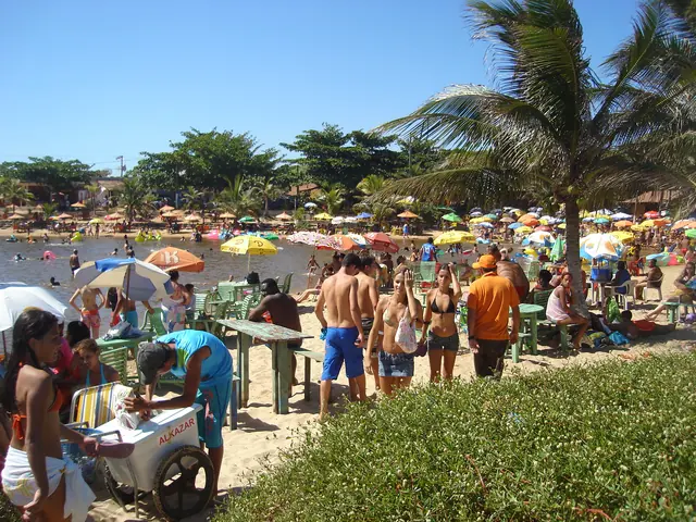 Movimento de verão na Lagoa do Siri, em Marataízes