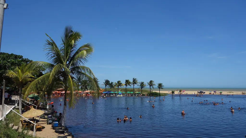 Lagoa à beira-mar Lagoa de águas calmas junto ao mar em Marataízes (ES)