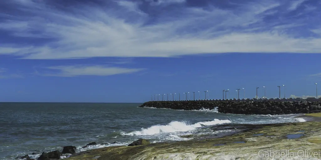 Molhe e mar em Marataízes (ES)