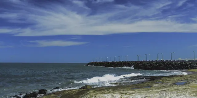 Molhe e mar em Marataízes (ES)
