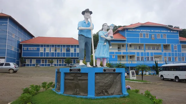 Monumento da Imigração Pomerana diante da prefeitura de Santa Maria de Jetibá (ES)