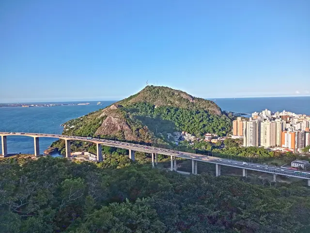 Morro do Moreno e Terceira Ponte vistos do Convento da Penha, em Vila Velha