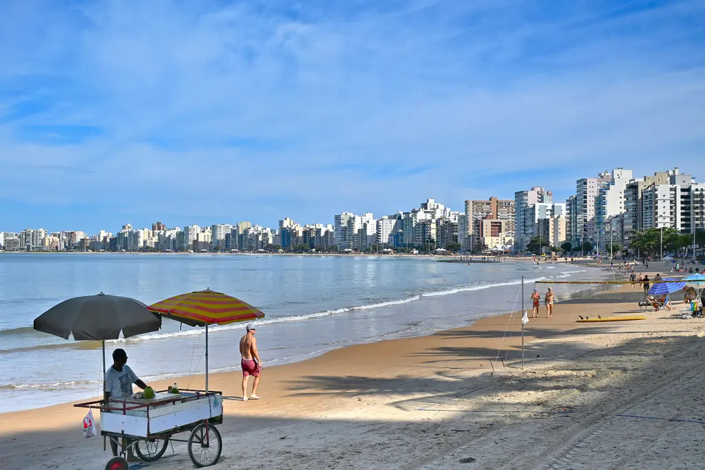 A orla e os prédios do centro Orla da Praia do Morro, em Guarapari (ES)