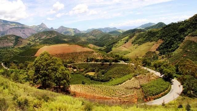 Vale e montanhas na estrada de Venda Nova do Imigrante (ES)