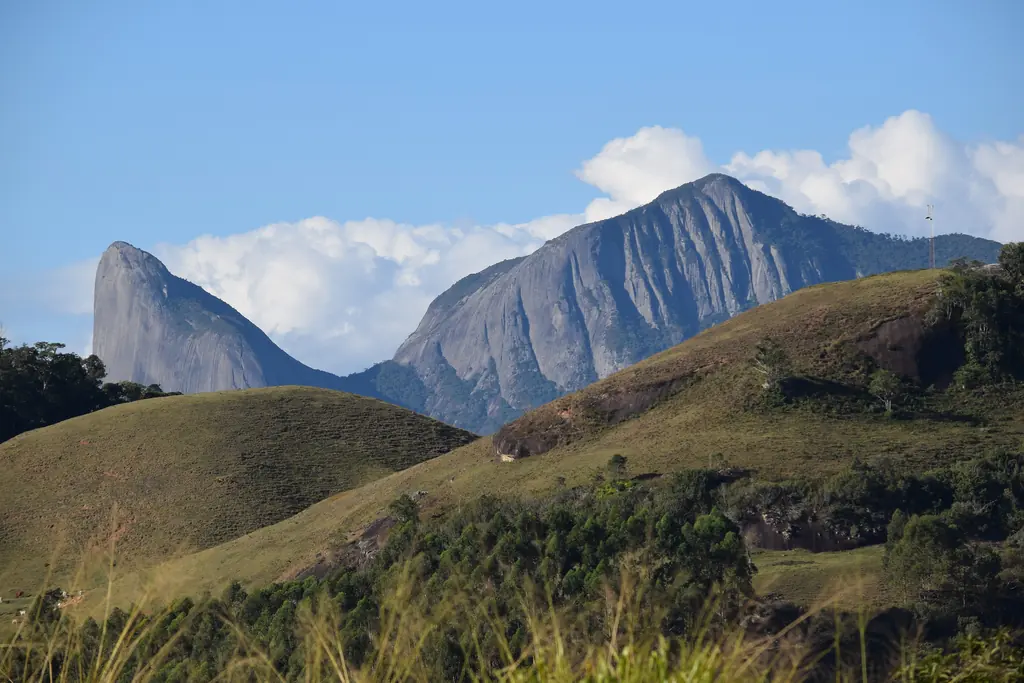 A Pedra Azul e as montanhas ao redor Pedra Azul e montanhas de Domingos Martins (ES)