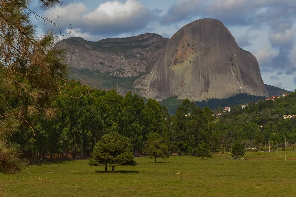 A pedra vista do vale Pedra Azul vista do vale, em Domingos Martins