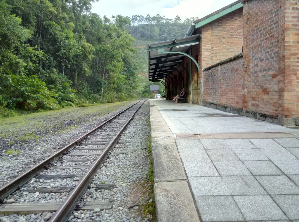 Plataforma e trilhos da Estação Ferroviária de Matilde