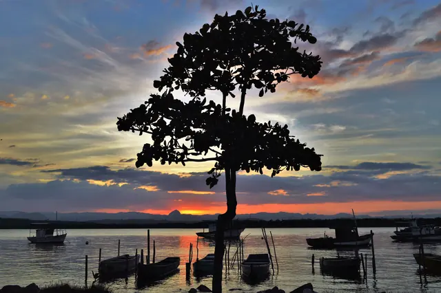 Pôr do sol na Ilha das Caieiras, em Vitória