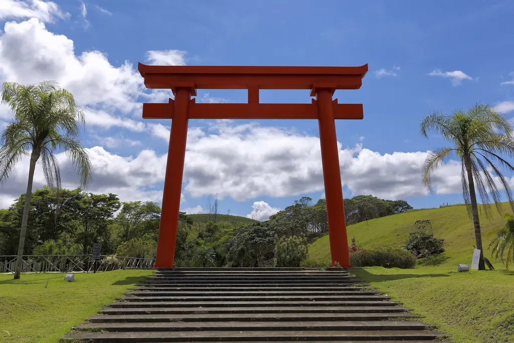 Portal Torii Portal Torii na entrada do Mosteiro Zen Morro da Vargem, em Ibiraçu