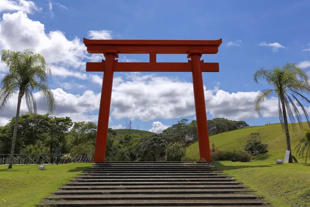 Portal Torii na entrada do Mosteiro Zen Morro da Vargem, em Ibiraçu