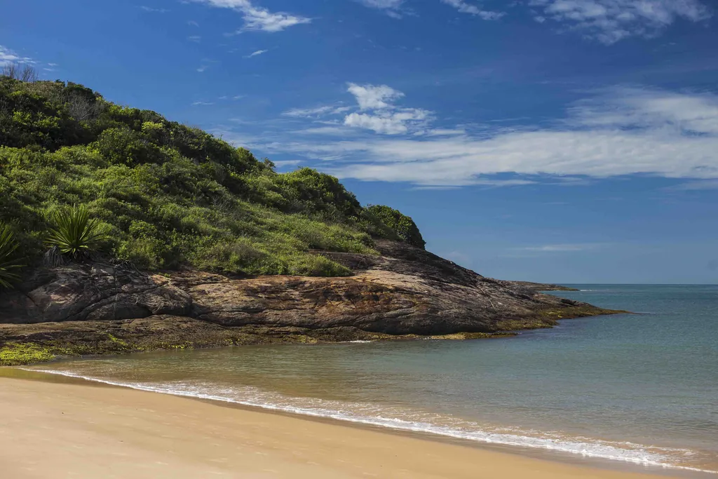 Areia e costão de pedra na Praia da Bacutia, em Guarapari (ES)