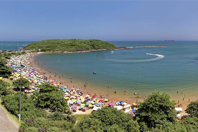 Praia da Bacutia, em Guarapari (ES), vista do alto, com a ilha ao fundo