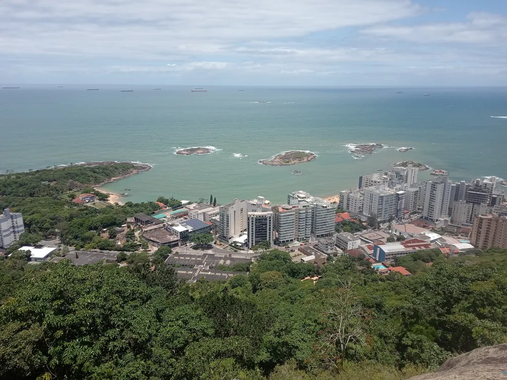 A orla de Vila Velha vista do alto Orla e Praia da Costa, em Vila Velha (ES), vistas do alto do Morro do Moreno