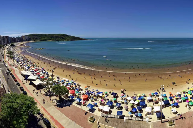 Vista aérea da Praia do Morro, em Guarapari (ES), em dia de verão