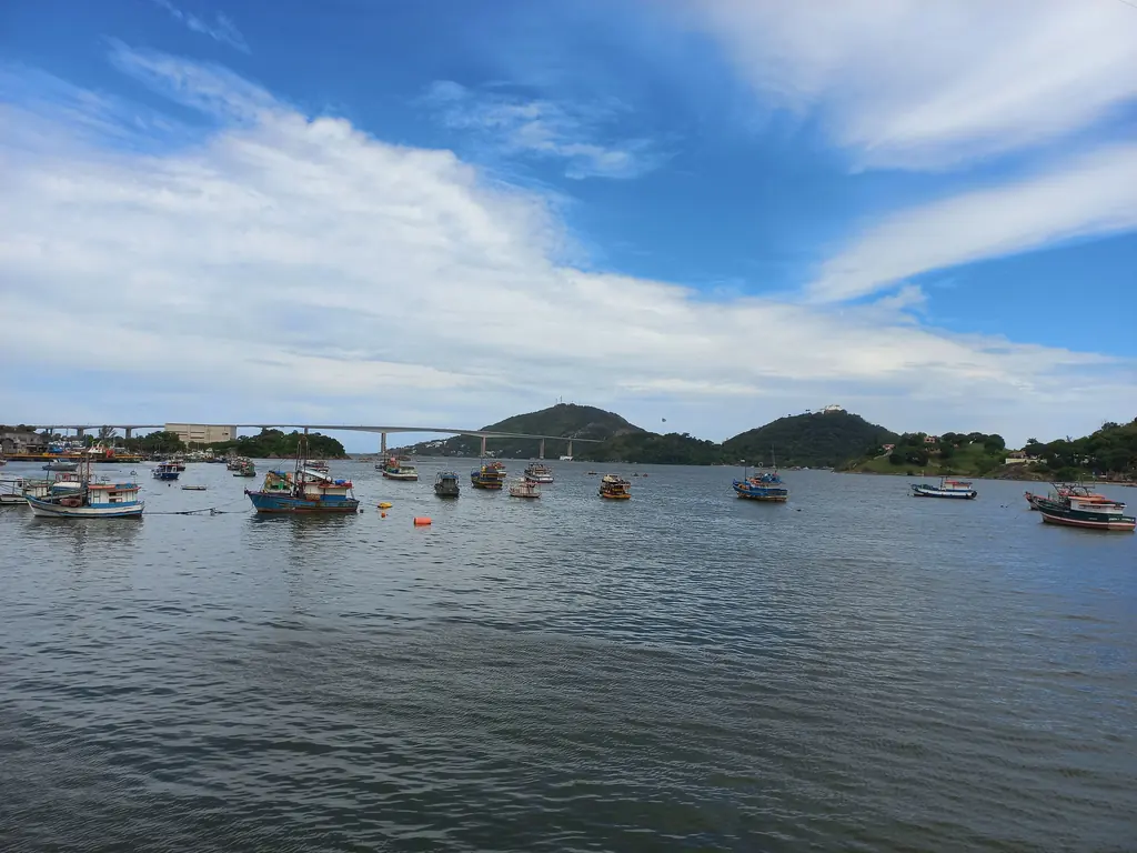Barcos na baía Barcos na baía de Vitória com a Terceira Ponte ao fundo
