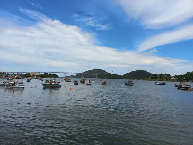 Barcos na baía de Vitória com a Terceira Ponte ao fundo